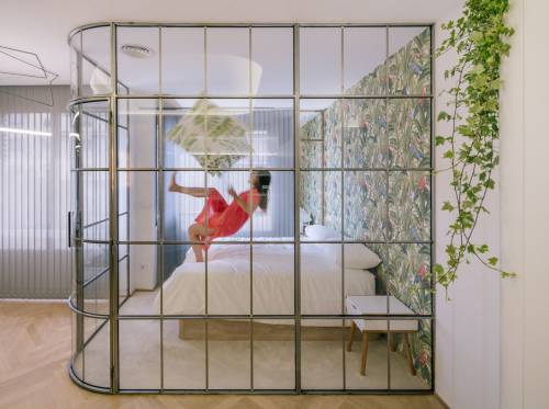 Стеклянные перегородки в квартире: неожиданное решение для душа, спальни и других комнат по дизайну